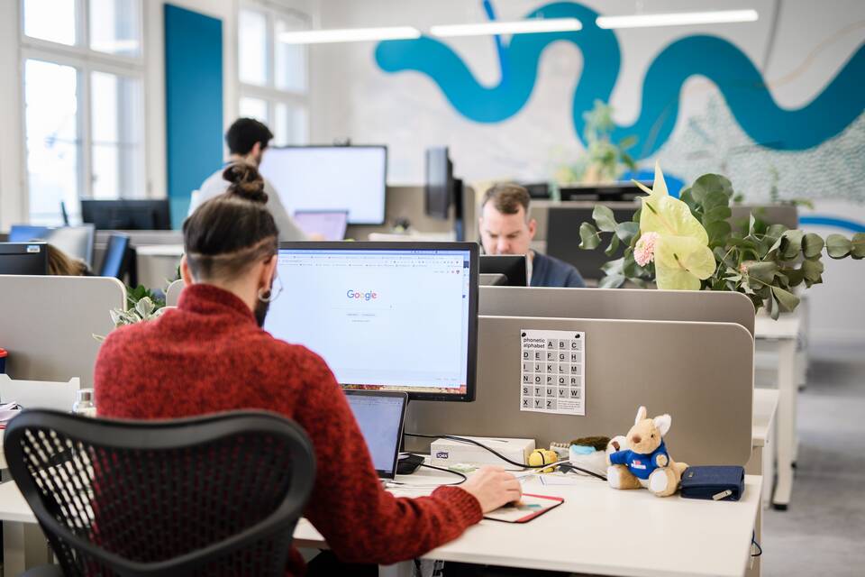 Почему продавцы стоят на рабочем месте