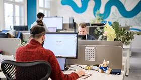 Почему продавцы стоят на рабочем месте в Триколор ТВ