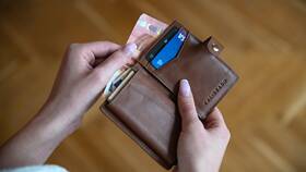 В чем носить кошелек и телефон: практичные варианты в Триколор ТВ